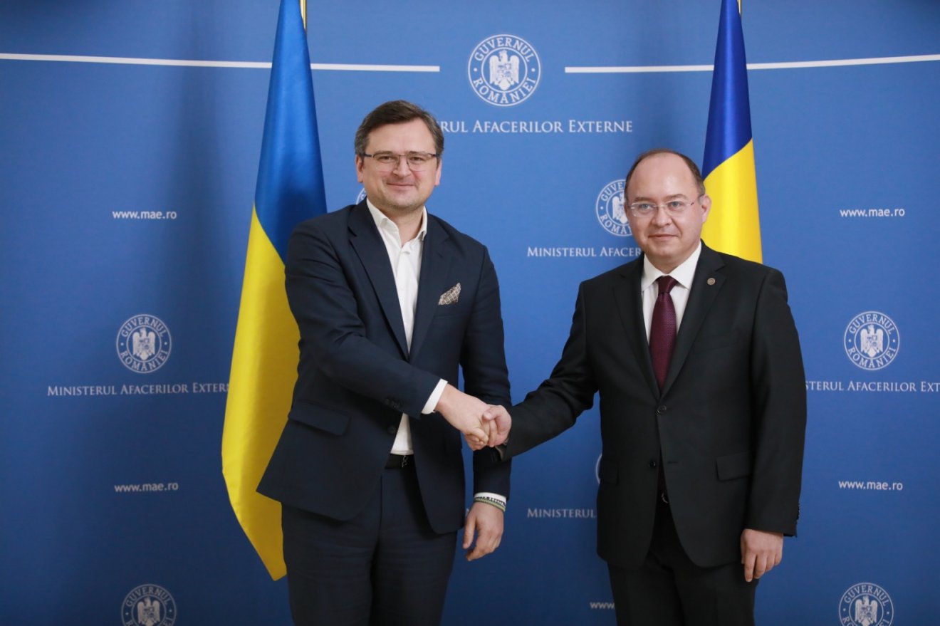Bogdan Aurescu (jobbra) román külügyminiszter arra kérte a kijevi diplomácia vezetőjét (balra), hogy Ukrajna ne ismerje el az úgynevezett „moldovai nyelvet” •  Fotó: mae.ro