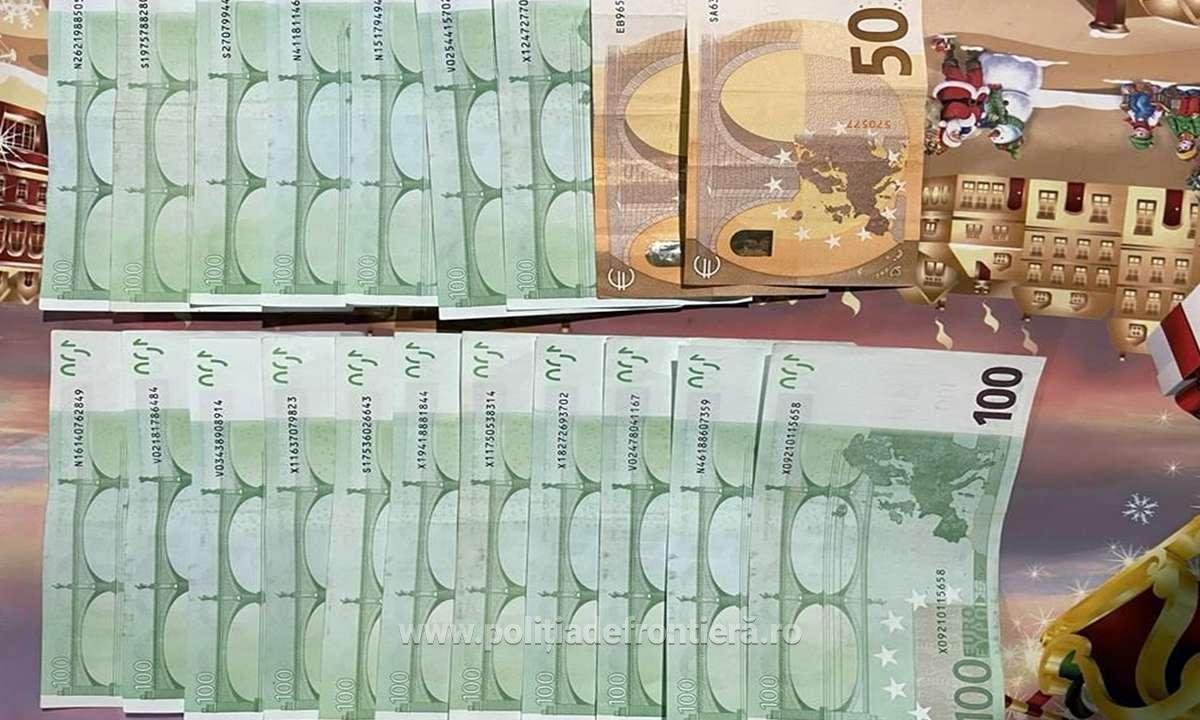 Nagy összegű készpénzt is lefoglaltak az embercsempészektől •  Fotó: Román határőrség