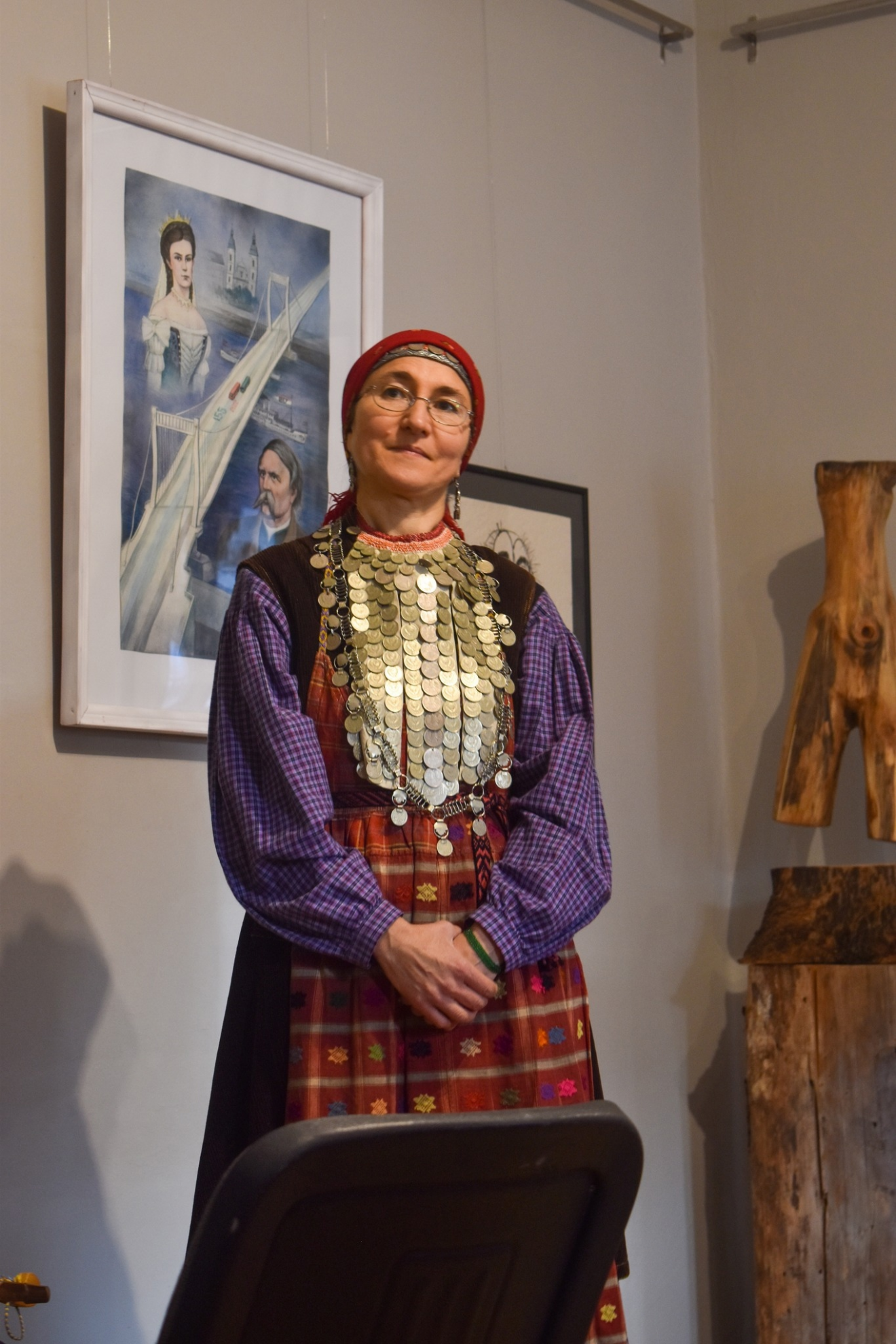 Az Udmurtföldről származó, Háromszéken élő Petrova Anasztázia filológus a tárlat egyik megálmodója •  Fotó: Anasztázia Petrova archívuma