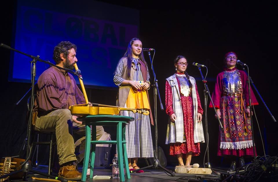 Férjével és lányaival az udmurt népdalkincset ismertetik meg a magyarokkal •  Fotó: Anasztázia Petrova archívuma