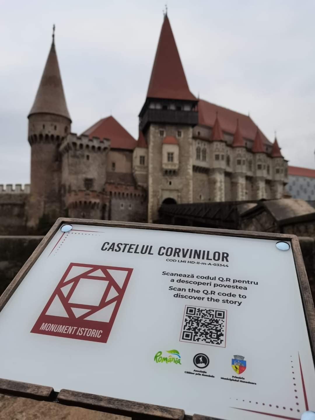 A vajdahunyadi vár magyar nyelvű leírása is megmosolyogtatóra/bosszantóra sikeredett •  Fotó: Facebook/Ministerul Antreprenoriatului şi Turismului