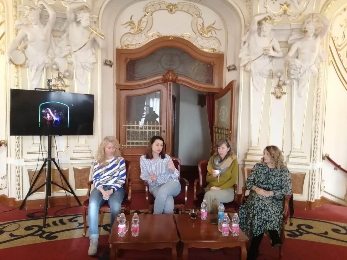Gianina Cărbunariu (balról a második) kihangsúlyozta, hogy az ő előadásai hónapokkal a bemutató időpontja előtt elkezdett anyaggyűjtéssel kezdődnek •  Fotó: Szigligeti Színház