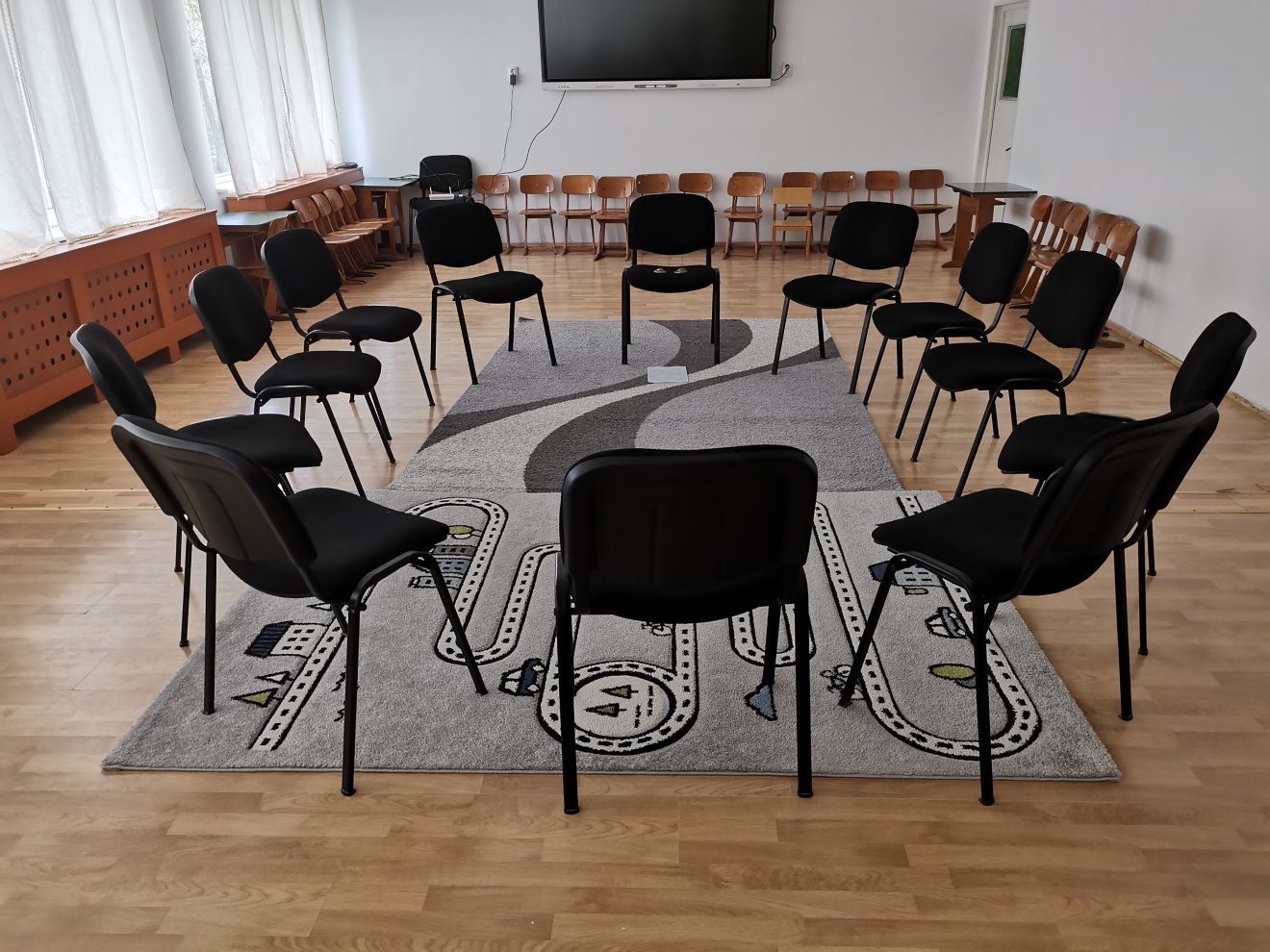 Helyfoglalás. A résztvevők fokozatosan tapasztalhatják meg, hogyan vehetik fel a kapcsolatot önmagukkal, az érzéseikkel és a saját testükkel •  Fotó: Oláh Eszter
