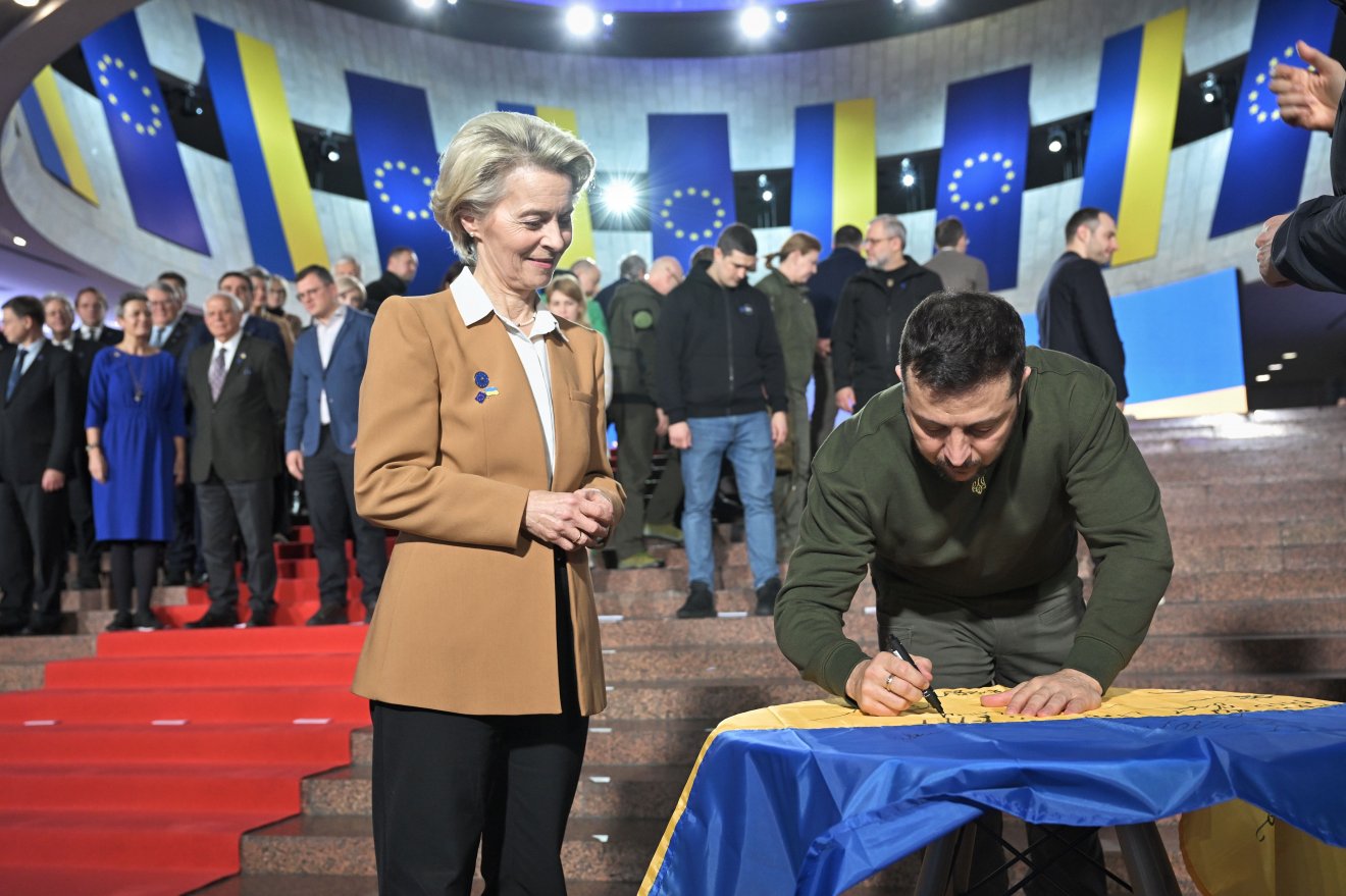 Közeledés? Ursula von der Leyen EB-elnök és Volodimir Zelenszkij ukrán államfő •  Fotó: Commission.europa.eu
