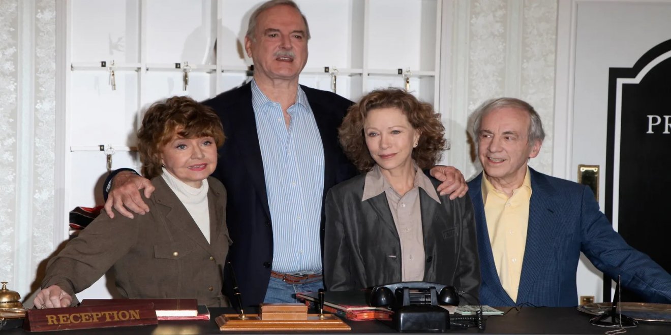 Az eredeti Waczak szálló színészgárdája 2009-ben. A sorozatot a BBC készítette, először a BBC2 vetítette 1975-ben •  Fotó: Fawlty Towers/Facebook