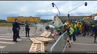 Őrizetben Bolsonaro több mint ezer randalírozó híve, mossa kezeit a volt brazil elnök