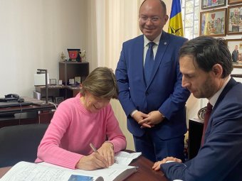 Jókora hasznot hajtó katonai szerződéseket kötne Franciaország Romániával az ukrajnai háború farvizén