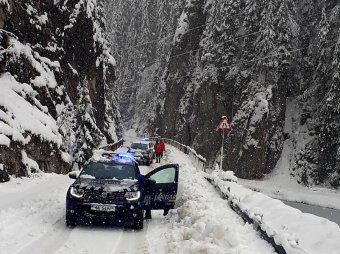 Tűzoltók és katonák mentik a hó fogságába került embereket a Kárpátokon túl, Vrancea megyében riadókészültség lépett életbe