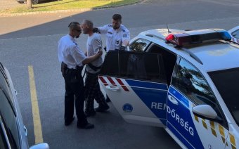 „Most megszúrlak titeket!” Rendőrökre támadt egy romániai férfi Budapesten