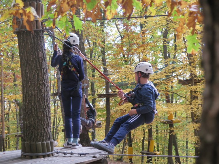 Ki a nagyvárosi benzingőzből, irány az erdő, a kaland – Tízéves a Kolozsvár közeli Adrenalin Park