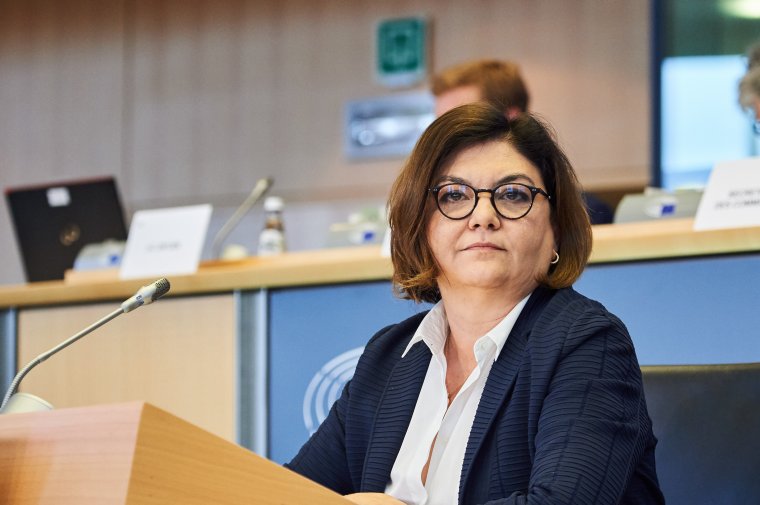 Két uniós biztos – köztük a román – is lemondott tisztségéről; brüsszeli munka miatt távozik az észt miniszterelnök