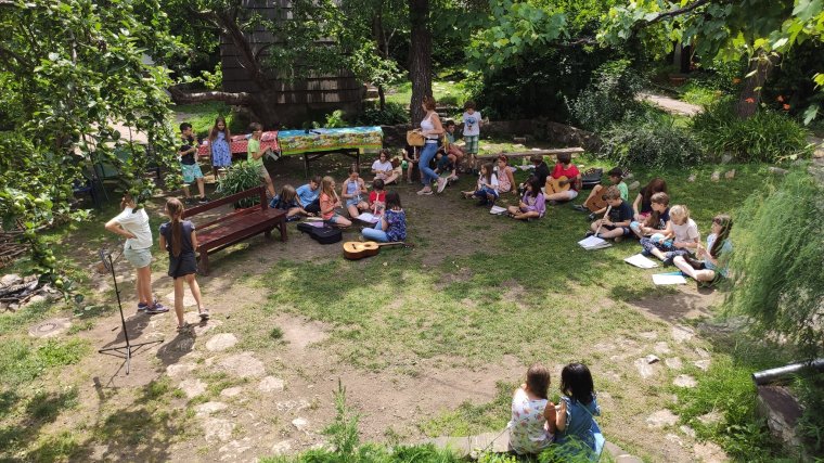 Őszinte gyermeki énekhangok. Télen-nyáron természetközeli zenés foglalkozásokra hív a kolozsvári Instrumentor Egyesület