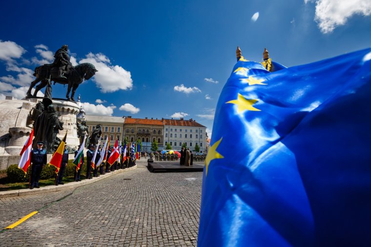 Bíznak az EU-ban a romániaiak, a megélhetés miatt aggódnak a legjobban, és mérsékelten támogatnák Ukrajnát