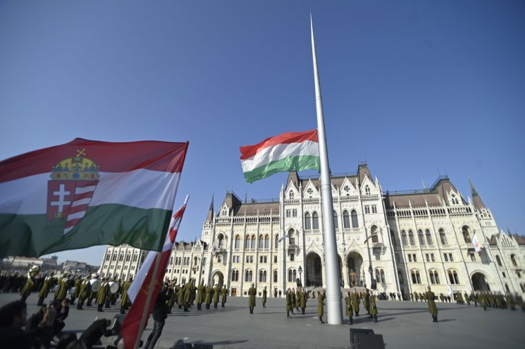 Katonai tiszteletadás mellett felvonták a nemzeti lobogót a március 15-ei nemzeti ünnepen az Országház előtt