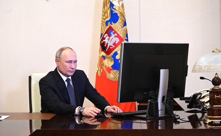 Putyin marad