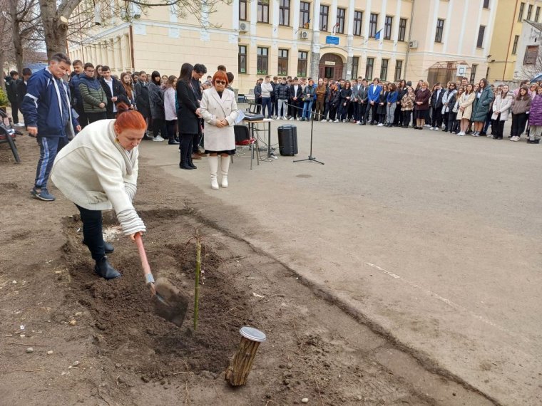 Márciusi hősöknek kijáró tisztelettel emlékezett meg iskolája az ukrajnai háború aradi magyar áldozatáról