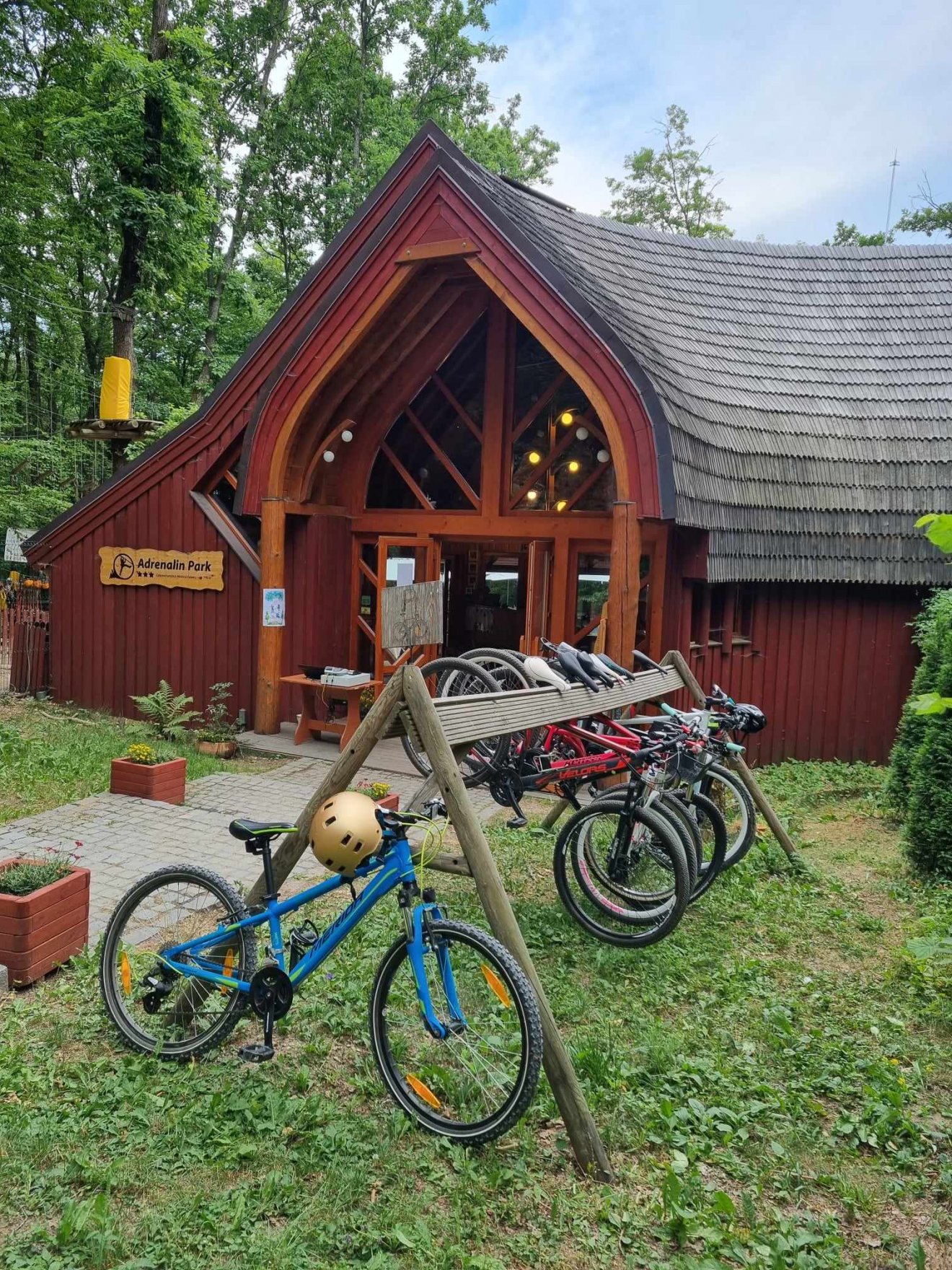 Az Adrenalin Parkba sokan érkeznek kerékpárral •  Fotó: Szélyes Éva