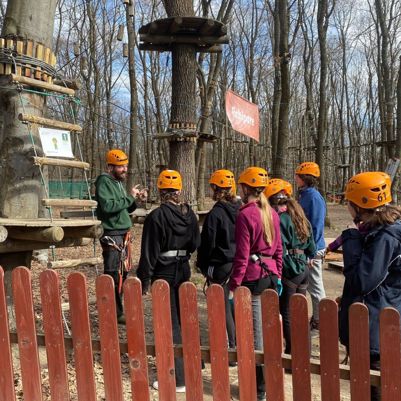 Az Adrenalin Parkban lelkes munkatársak segítik, hogy a résztvevők biztonságban vehessék az akadályokat •  Fotó: Adrenalin Park/Facebook