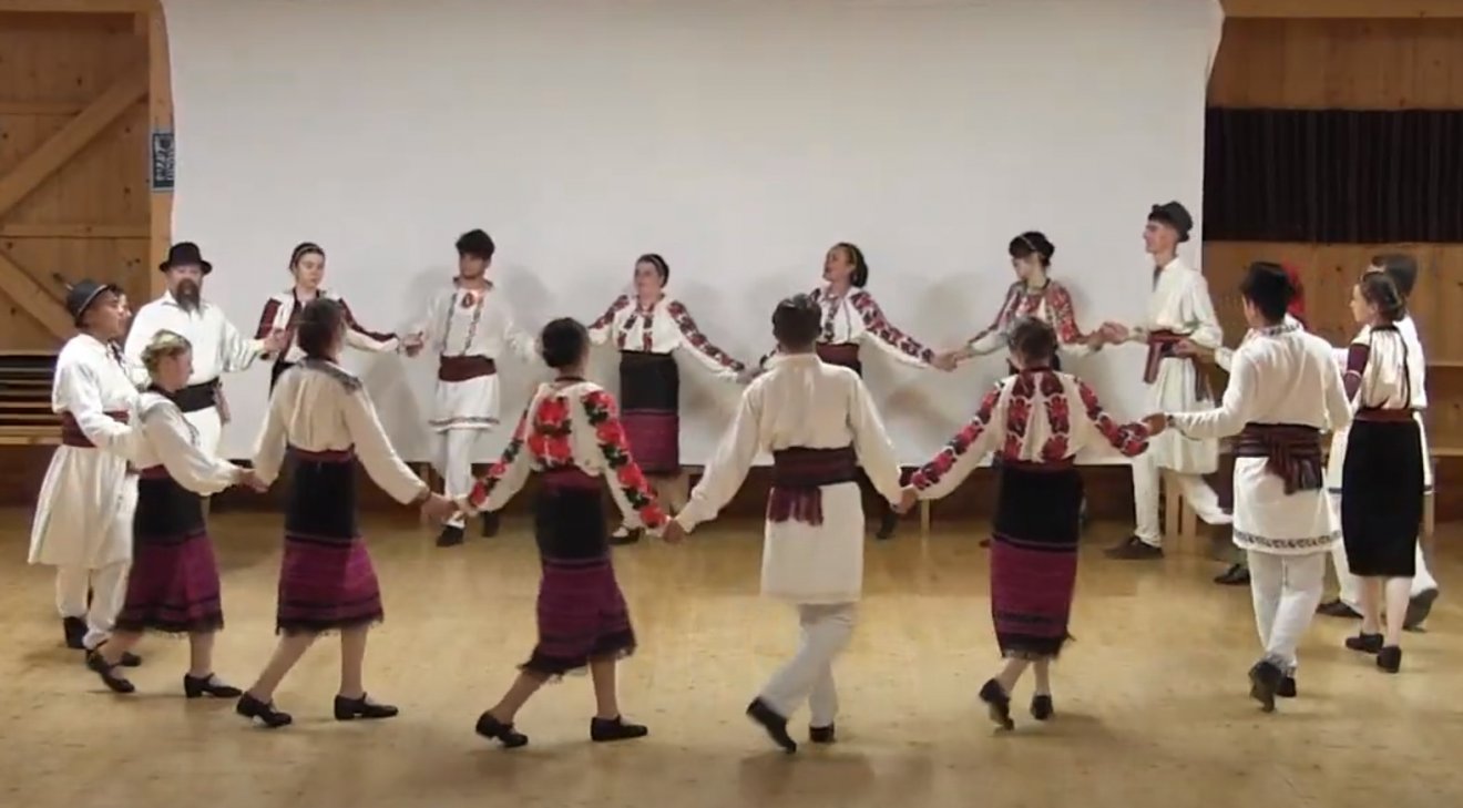 Csángómagyar körtánc. A Szeret Néptáncegyüttes a Bákó megyei Lábnyikon •  Fotó: Turbuc Maria
