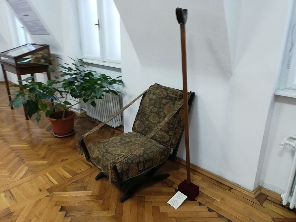 Damjanich János mankója és „karosszéke” az Ereklyemúzeumban – a honvédtábornokot törött lábbal kísérték a kivégzés helyszínére •  Fotó: Pataky Lehel Zsolt