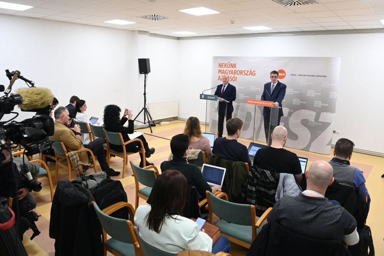 Kocsis Máté, a Fidesz és Simicskó István, a Kereszténydemokrata Néppárt (KDNP) frakcióvezetője a csütörtöki sajtótájékoztatón •  Fotó: MTI/Máthé Zoltán