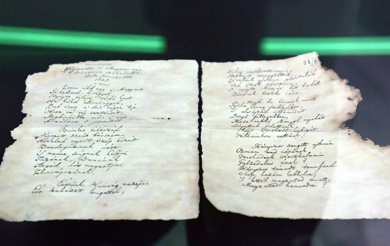 Kölcsey Ferenc Himnusz című költeményének nemes másolata az 1848-49-es forradalom és szabadságharc 176. évfordulója alkalmából tartott ünnepi sajtótájékoztatón az Országos Széchényi Könyvtárban •  Fotó: Soós Lajos/MTI