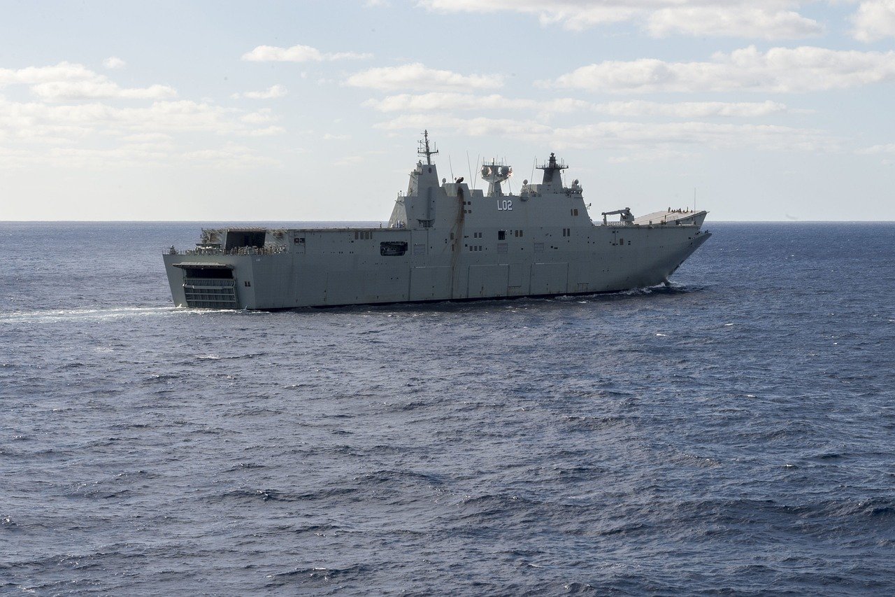 A HMAS Canberra ausztrál partraszállást támogató helikopterhordozó •  Fotó: Pixabay