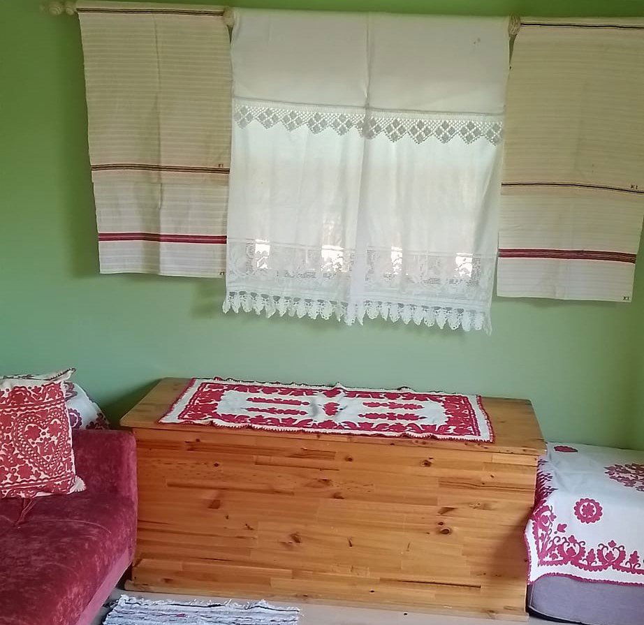 A kalotaszegi szobában többek között hagyományos szőttesek, nagy- és kisírásos párnák találhatók •  Fotó: Kis Lukács Éva