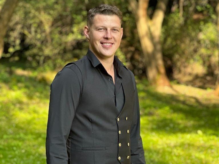 Kása Károly hétfőtől péntekig fogadja a gyerekeket a kismajtényi református parókián •  Fotó: Facebook/Kása Károly