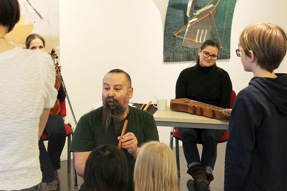 Kádár Elemér, a moldvai Csángóföldön dolgozó néptáncpedagógus (középen) Helsinkiben oktatott •  Fotó: Nagy Gábor Bigus/Finnországi Magyarok Egyesülete