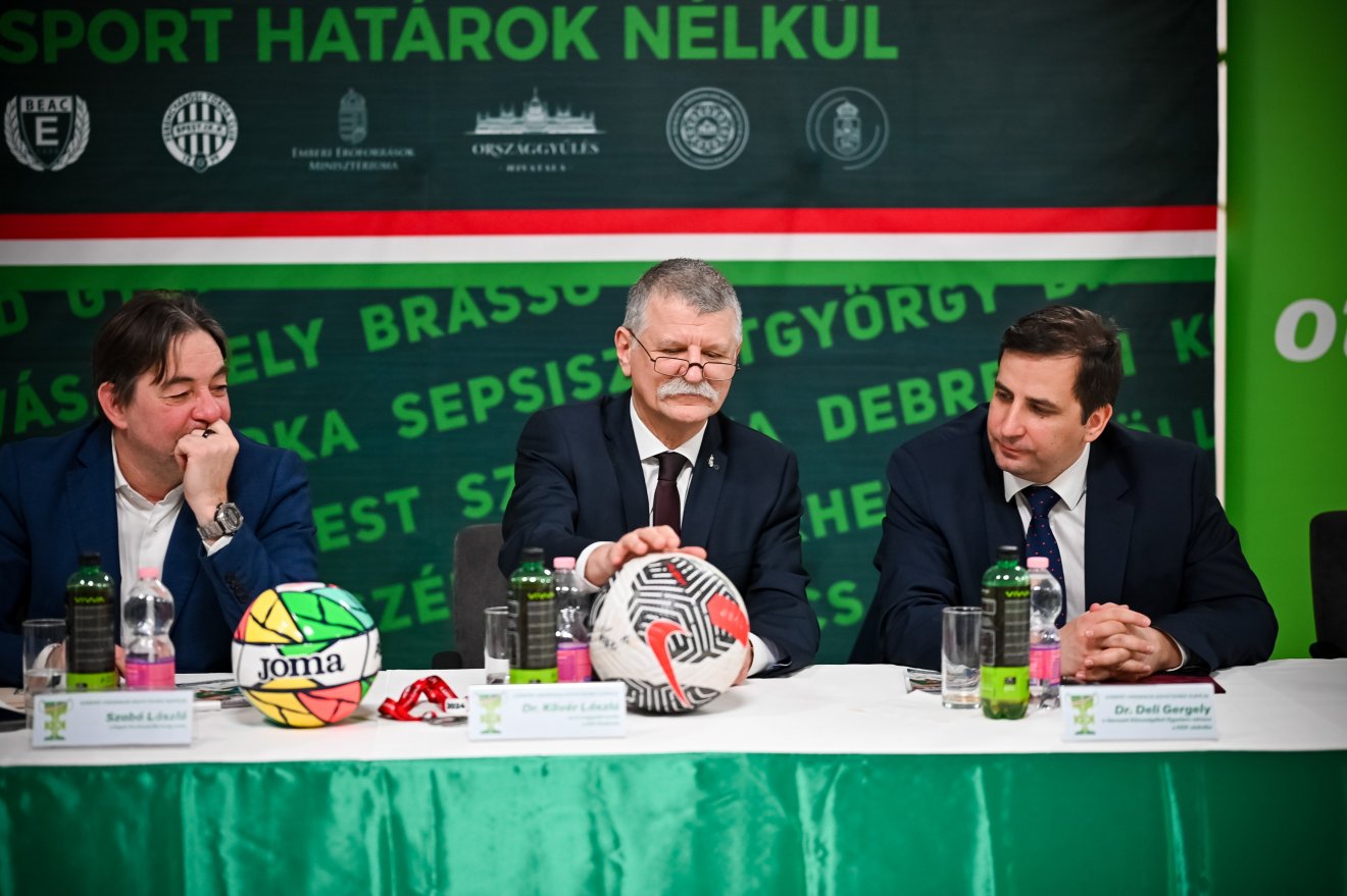 Kövér László (középen) a Kárpát-medencei sport fontosságát hangsúlyozta a megnyitón •  Fotó: Simó Szabolcs