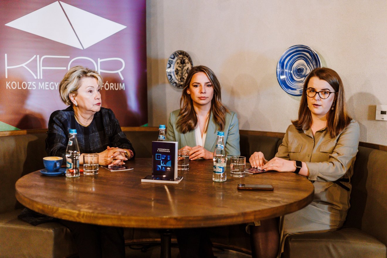 Kerekes Adelhaida  főtanfelügyelő-helyettes, Szilágyi Dóra MIÉRT-elnök és Szabó Csorba Zsuzsanna Emese KIFOR-elnök ismertette a kiadvány részleteit •  Fotó: Serar Szabolcs