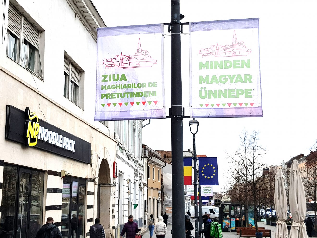 Kolozsvár rendszerváltás utáni történetében először kapott piros-fehér-zöld dekorációt a belvárosi Deák Ferenc (Eroilor) utca •  Fotó: Rostás Szabolcs