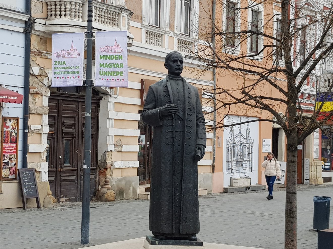 Magyar felirat Iuliu Hossu, a vértanú görögkatolikus püspök szobra mellett a kincses városban •  Fotó: Rostás Szabolcs