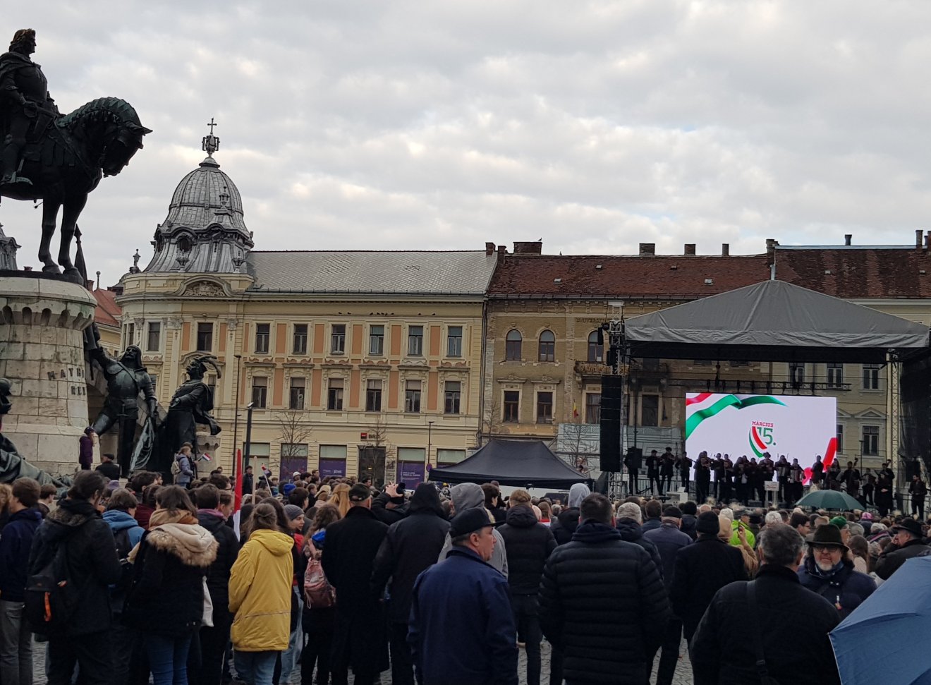 Ünneplő magyarok a kincses város Főterén •  Fotó: Rostás Szabolcs