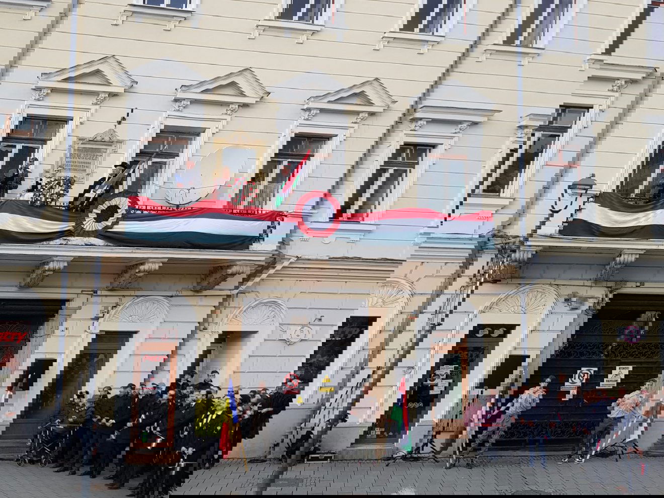 Megkoszorúzták a Deák Ferenc utcai Teleki-ház emléktábláját, amely azt hirdeti, hogy itt szállt meg Bem József tábornok 1848 decemberében •  Fotó: Rostás Szabolcs