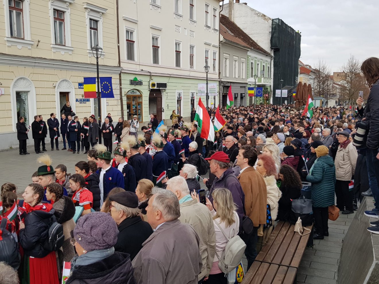 Magyar tömeg foglalta el a Deák Ferenc utcát •  Fotó: Rostás Szabolcs