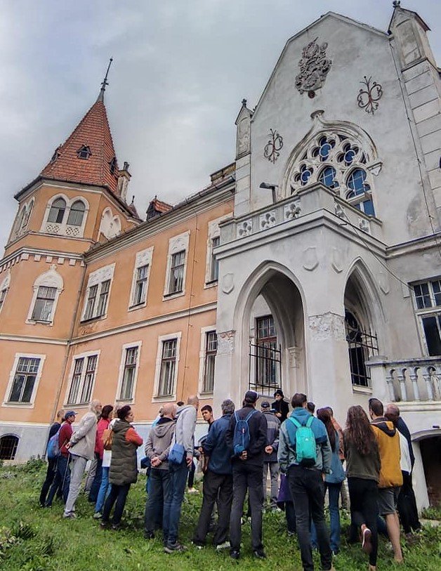 Idegenvezetés a mezőzáhi Ugron-kastélyban az AntePortum Egyesület szervezésében •  Fotó: AntePortum Egyesület