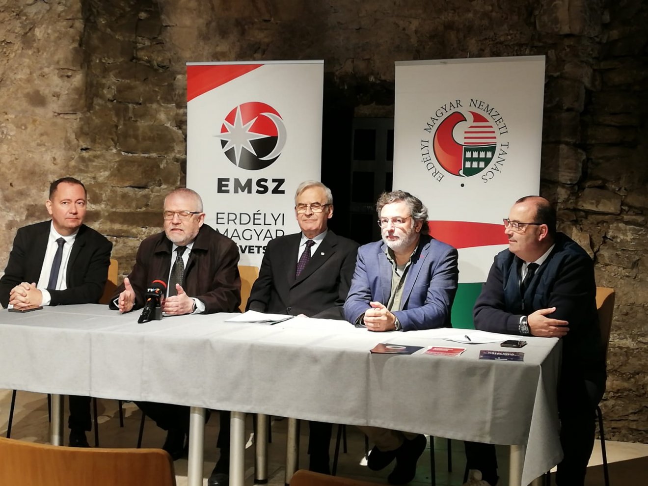Szilágyi Zsolt, Izsák Balázs, Tőkés László, Carles Fité Gabarro és Luke Uribe Etxebarría a kolozsvári Vallásszabadság Házában tartott sajtótájékoztatón •  Fotó: Makkay József
