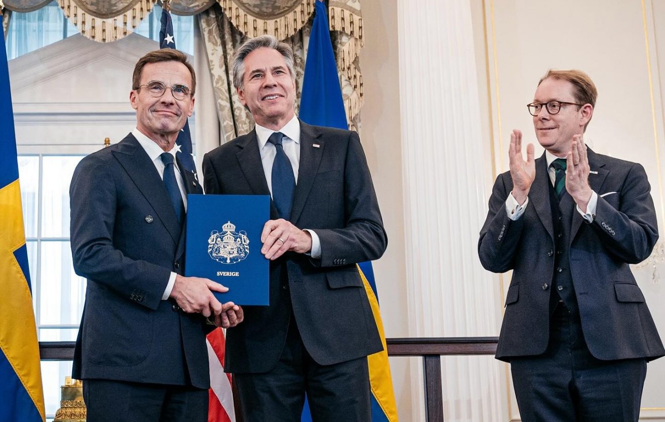 Svédország csütörtökön vált hivatalosan is a NATO tagjává, miután Ulf Kristersson svéd miniszterelnök letétbe helyezte országa csatlakozásának ratifikációs okmányait az amerikai külügyminisztériumban Antony Blinken tárcavezető jelenlétében •  Fotó: Facebook/Ulf Kristersson