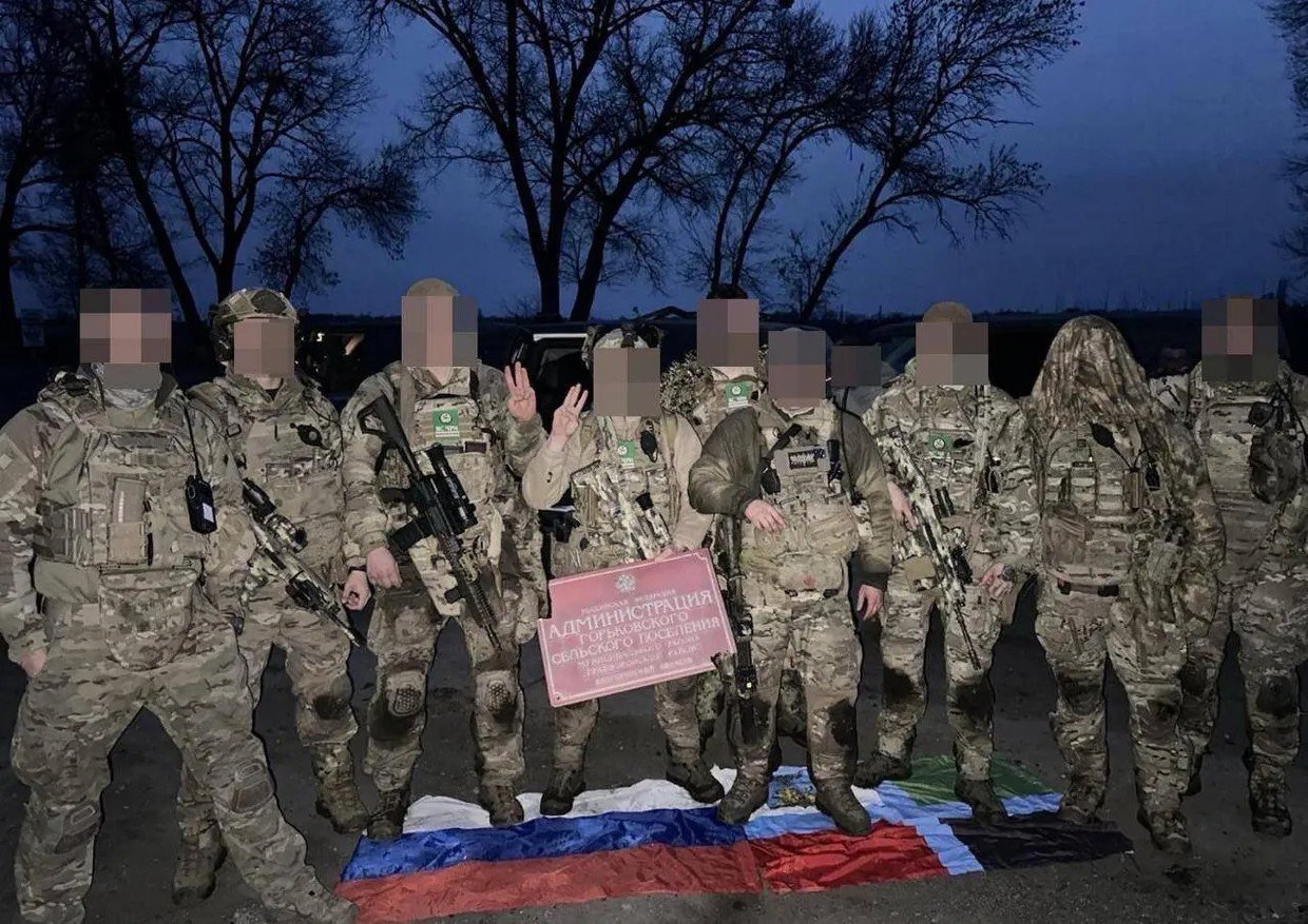 Harci sikerek. Az Oroszországba behatoló Szibériai zászlóalj katonái •  Fotó: Telegram/Szibériai zászlóalj