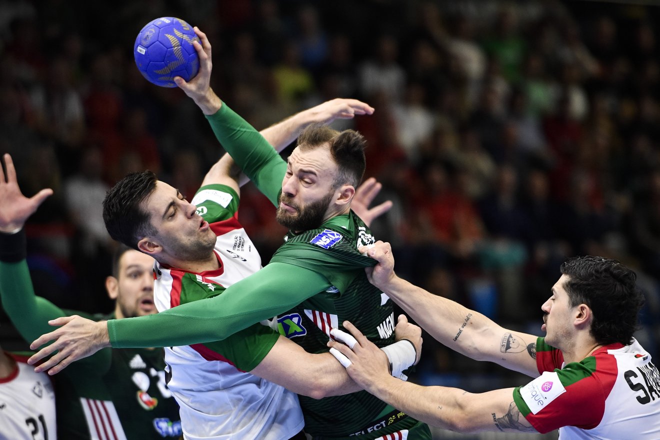 Szita Zoltán (labdával) és a portugál fal •  Fotó: MTI/Bodnár Boglárka