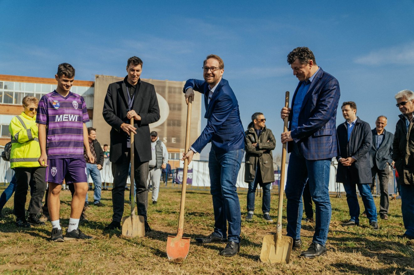 Dominic Fritz temesvári polgármester (középen) bízik a temesvári foci jövőjében •  Fotó: Facebook/Dominic Fritz