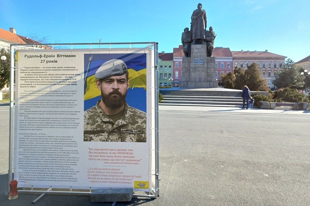 A tavaly decemberben állított köztéri plakátkompozíció jelenleg az aradi Szabadság (ma Avram Iancu) téren látható •  Fotó: Pataky Lehel Zsolt