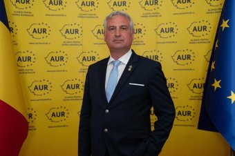 Letérdelni, kezet csókolni?! Hivatalos „ünnepnapon” kényszerítenék a román nemzet tiszteletére a magyarokat