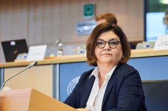 Két uniós biztos – köztük a román – is lemondott tisztségéről; brüsszeli munka miatt távozik az észt miniszterelnök
