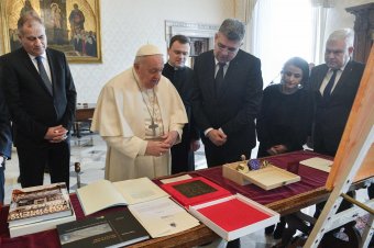 Kolozsvári művész festményét vitte Ferenc pápának ajándékba Marcel Ciolacu