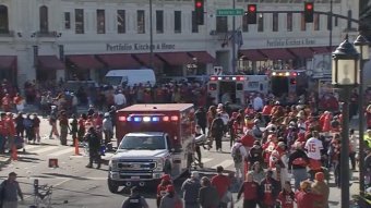 Halálos lövöldözés a Super Bowl-győztes Kansas City Chiefs ünneplésén, sokan életveszélyes sérüléseket szenvedtek