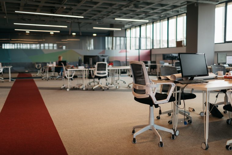 Mennyit kell fizetni Erdélyben, hogy idegenek mellett dolgozhassunk? Betekintést nyújtunk a coworking terek világába