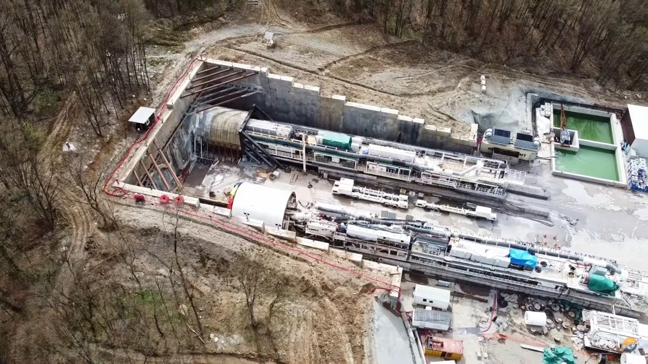 Óriásvakondokok. Eleni már munkában, Varvara a sorára vár Ürmösnél •  Fotó: Facebook/Asociația Pro Infrastructură